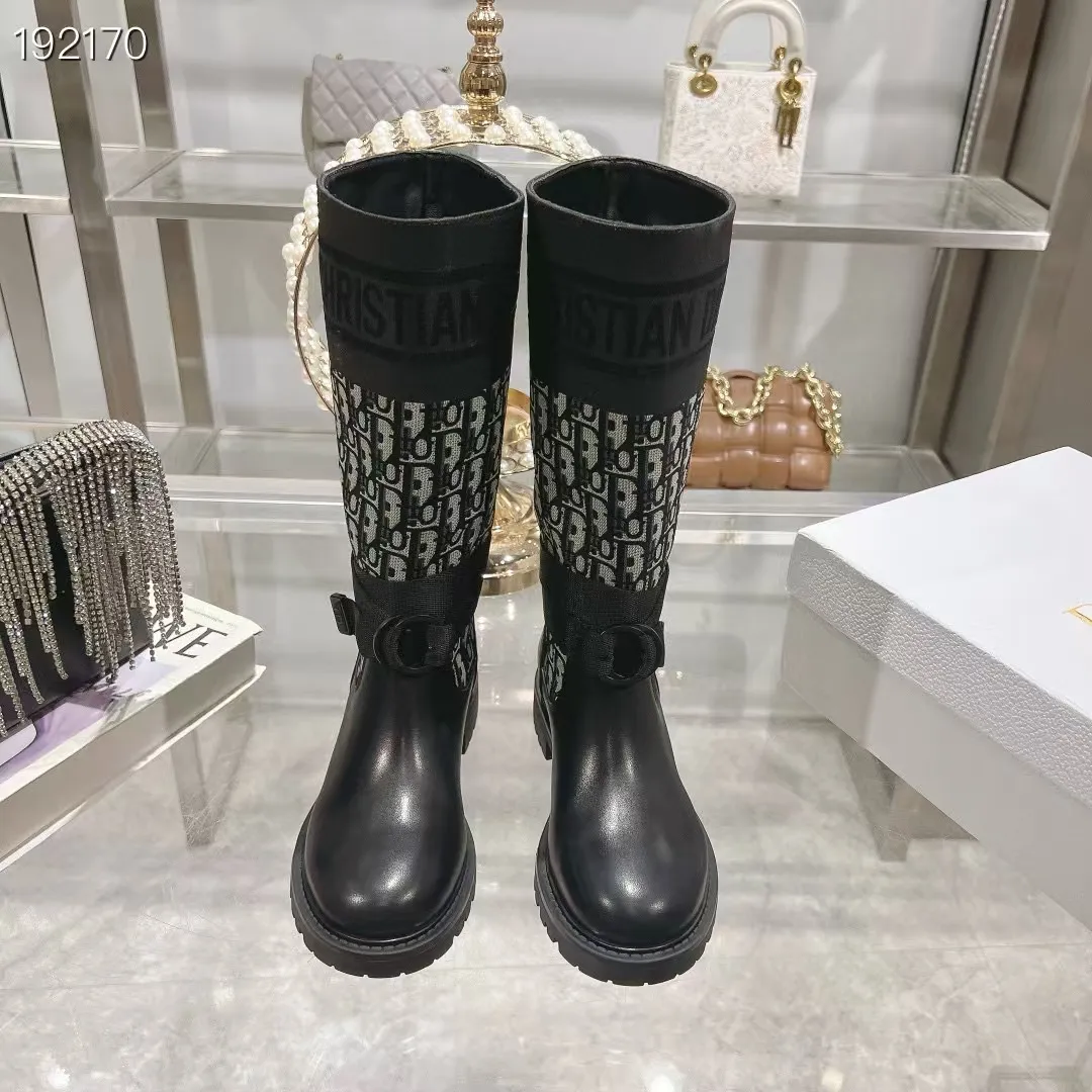 👟👟Ex-factory price 560👟👟 Dior color-blocking new boots for autumn and winter, the latest electric embroidery color-blocking letter logo for autumn and winter, round-toe high-top knight boots for women, Material: first-layer cowhide stitched with electric embroidery fabric, sheepskin lining for feet, original molded TPU outsole Size: 35-40 yards